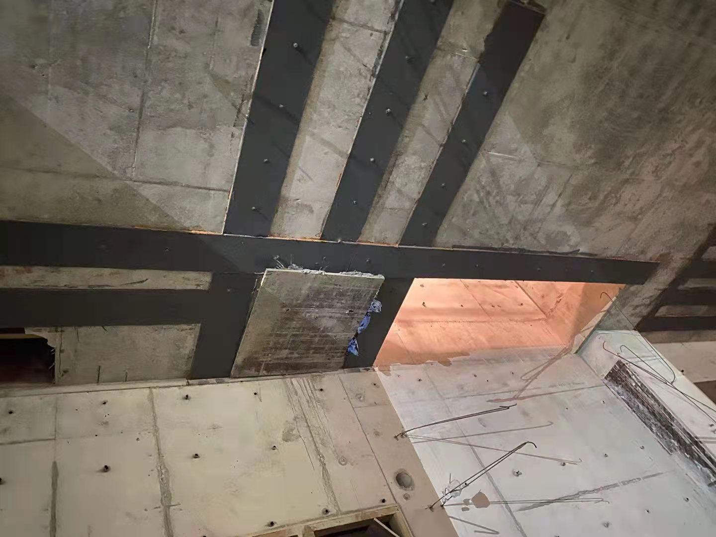 厦门楼板开洞用粘钢加固还是碳纤维布加固